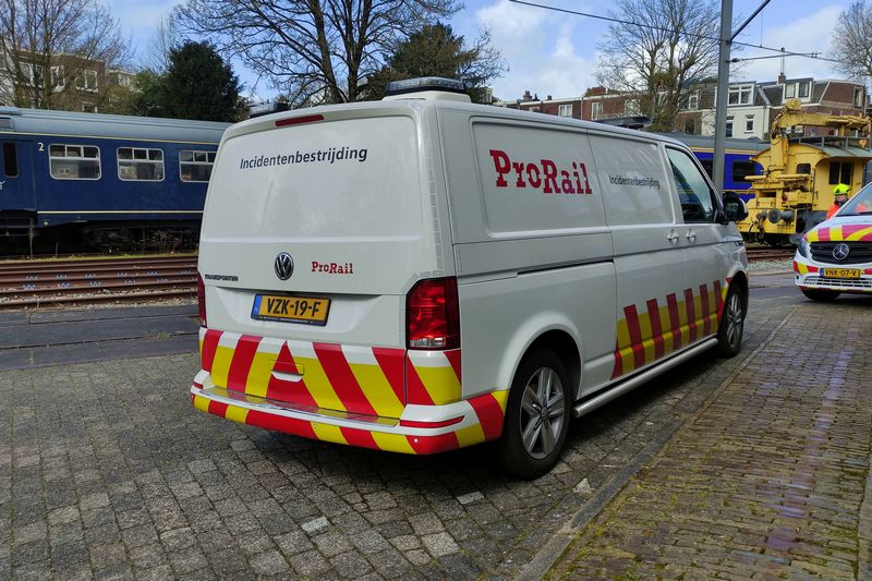 Museumlocomotief 605 van het Spoorwegmuseum herspoord door Incidentenbestrijders van ProRail